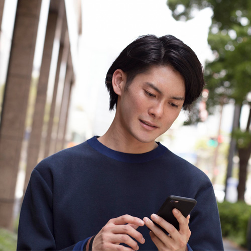 携帯をさわっている男性