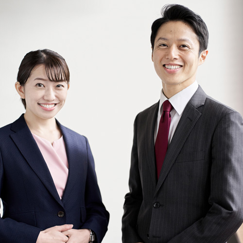 スーツを着ている男性と女性