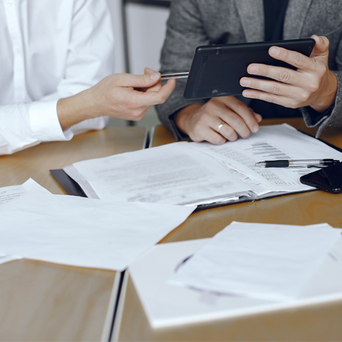 机の上にある書類を元に話している様子