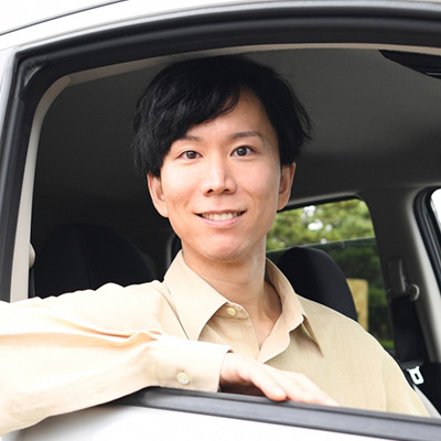 車から顔を出している男性