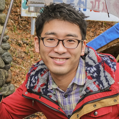 傘をさしている笑顔の男性